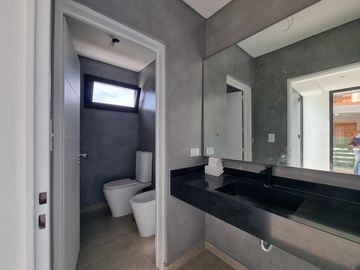 NORDELTA - Excelente casa de diseño moderno y funcional en venta a estrenar en Carpinchos