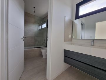 NORDELTA - Excelente casa de diseño moderno y funcional en venta a estrenar en Carpinchos