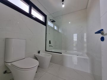 NORDELTA - Excelente casa de diseño moderno y funcional en venta a estrenar en Carpinchos