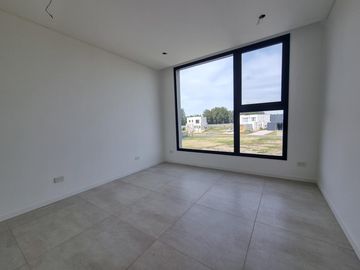 NORDELTA - Excelente casa de diseño moderno y funcional en venta a estrenar en Carpinchos