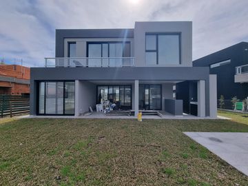 NORDELTA - Excelente casa de diseño moderno y funcional en venta a estrenar en Carpinchos