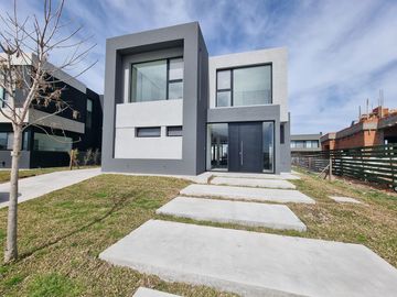 NORDELTA - Excelente casa de diseño moderno y funcional en venta a estrenar en Carpinchos