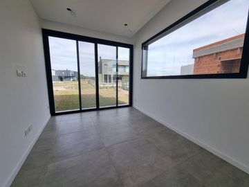 NORDELTA - Excelente casa de diseño moderno y funcional en venta a estrenar en Carpinchos