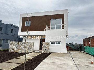 Casa en venta de 3 dormitorios pileta Santa Ana, Villa Nueva