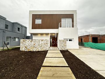 Casa en venta de 3 dormitorios pileta Santa Ana, Villa Nueva