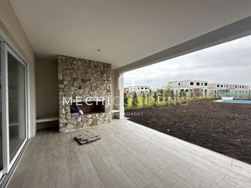 Casa en venta de 3 dormitorios pileta Santa Ana, Villa Nueva