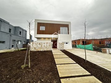 Casa en venta de 3 dormitorios pileta Santa Ana, Villa Nueva