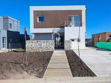 Casa en venta de 3 dormitorios pileta Santa Ana, Villa Nueva