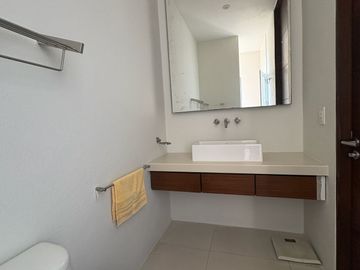 Moderna y amplia casa en la Jolla Residencial!