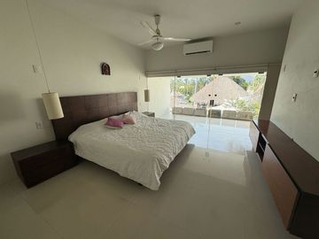 Moderna y amplia casa en la Jolla Residencial!