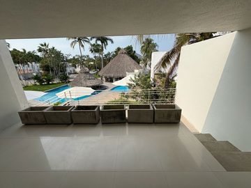 Moderna y amplia casa en la Jolla Residencial!