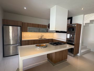Moderna y amplia casa en la Jolla Residencial!