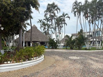 Moderna y amplia casa en la Jolla Residencial!