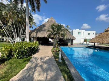 Moderna y amplia casa en la Jolla Residencial!