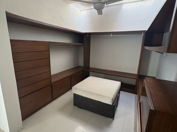 Moderna y amplia casa en la Jolla Residencial!