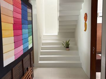 Moderna y amplia casa en la Jolla Residencial!