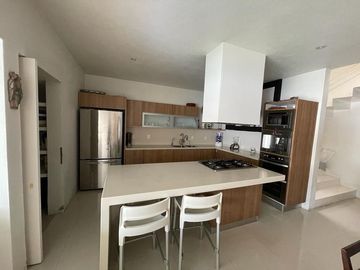 Moderna y amplia casa en la Jolla Residencial!