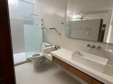 Moderna y amplia casa en la Jolla Residencial!