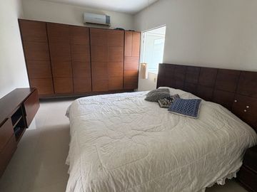 Moderna y amplia casa en la Jolla Residencial!