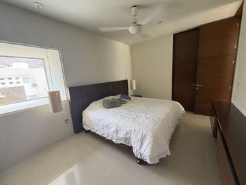 Moderna y amplia casa en la Jolla Residencial!