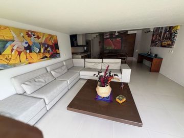 Moderna y amplia casa en la Jolla Residencial!