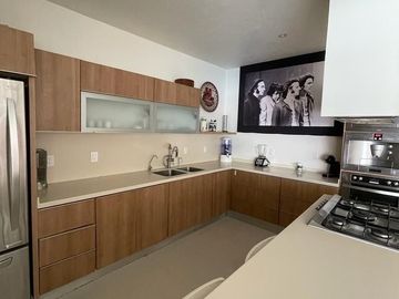 Moderna y amplia casa en la Jolla Residencial!