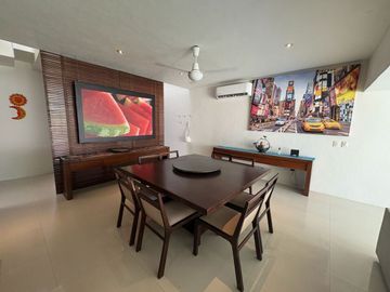 Moderna y amplia casa en la Jolla Residencial!