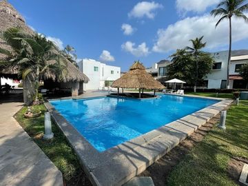 Moderna y amplia casa en la Jolla Residencial!