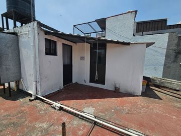 Casa en zona baja de las Águilas con 3 recamaras