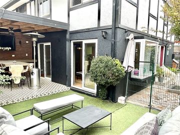 Casa en Venta en Vitacura / El Aromo