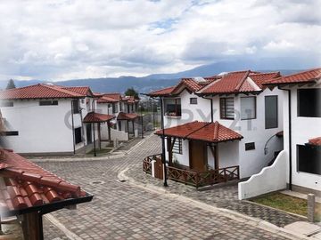 Venta, Casa por estrenar, estilo rustico, sector Puembo en conjunto privado