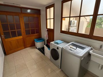 CASA EN VENTA 4 AMB BARRIO PARQUE BERNAL  PISCINA
