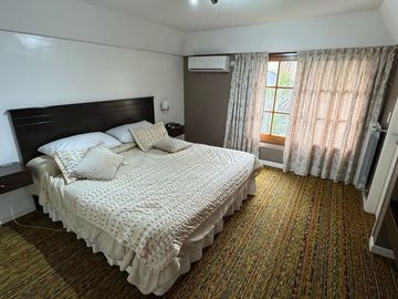 CASA EN VENTA 4 AMB BARRIO PARQUE BERNAL  PISCINA