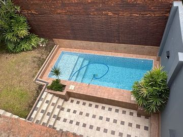 CASA EN VENTA 4 AMB BARRIO PARQUE BERNAL  PISCINA