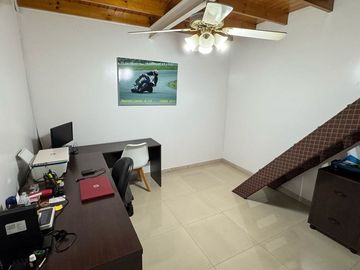 CASA EN VENTA 4 AMB BARRIO PARQUE BERNAL  PISCINA