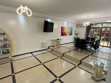 CASA EN VENTA 4 AMB BARRIO PARQUE BERNAL  PISCINA