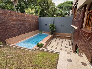 CASA EN VENTA 4 AMB BARRIO PARQUE BERNAL  PISCINA
