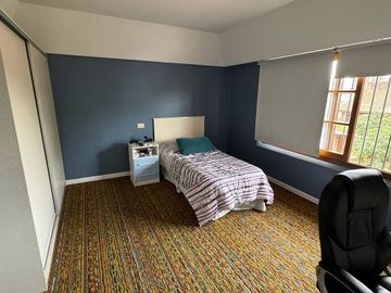 CASA EN VENTA 4 AMB BARRIO PARQUE BERNAL  PISCINA