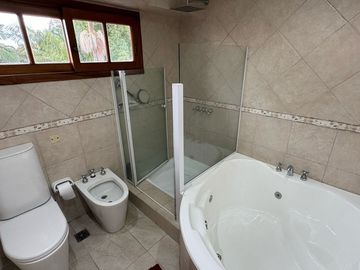 CASA EN VENTA 4 AMB BARRIO PARQUE BERNAL  PISCINA