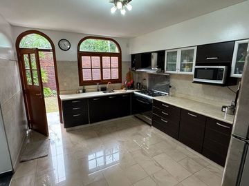 CASA EN VENTA 4 AMB BARRIO PARQUE BERNAL  PISCINA