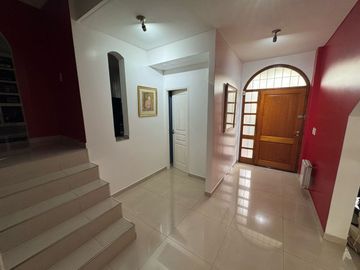 CASA EN VENTA 4 AMB BARRIO PARQUE BERNAL  PISCINA