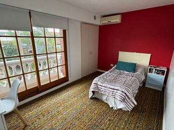 CASA EN VENTA 4 AMB BARRIO PARQUE BERNAL  PISCINA
