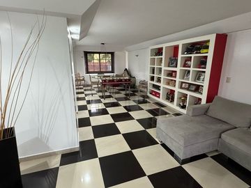 CASA EN VENTA 4 AMB BARRIO PARQUE BERNAL  PISCINA