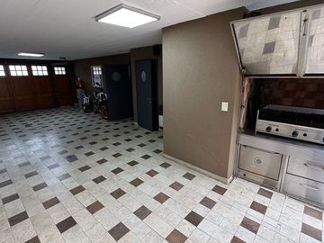 CASA EN VENTA 4 AMB BARRIO PARQUE BERNAL  PISCINA