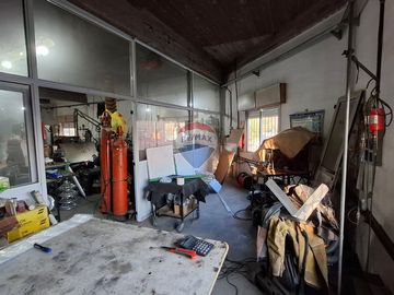 VENTA GALPON/TALLER CON MONTACARGA QUILMES OESTE