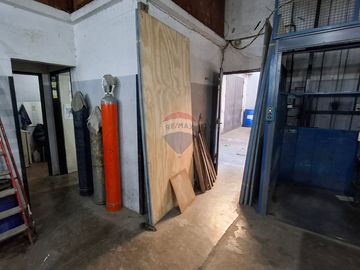 VENTA GALPON/TALLER CON MONTACARGA QUILMES OESTE