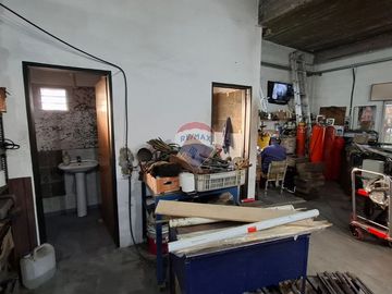 VENTA GALPON/TALLER CON MONTACARGA QUILMES OESTE
