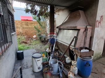 VENTA GALPON/TALLER CON MONTACARGA QUILMES OESTE