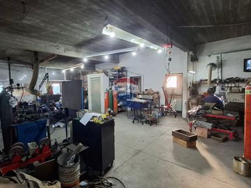 VENTA GALPON/TALLER CON MONTACARGA QUILMES OESTE