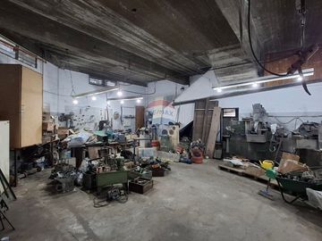 VENTA GALPON/TALLER CON MONTACARGA QUILMES OESTE